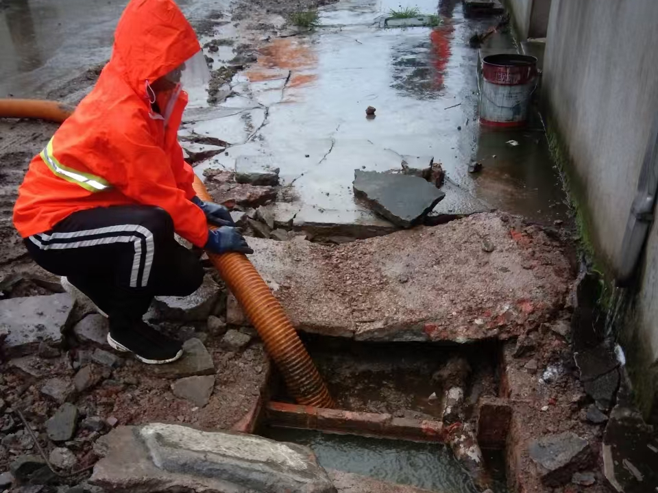 源汇专业清理污水池 炜誉市政以规范流程守护城市 “肠道”