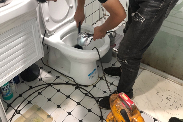 源汇马桶堵塞自己疏通还是找师傅?专业上门服务让你省时更省心